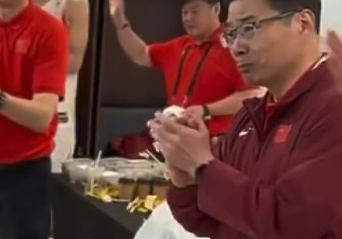 中国篮球在此次亚运会上全面失利，中国男篮惨败，中国女篮憾负，中国三人男篮、女篮都折戟名古屋，大手笔大投入却落得如此下场，为什么？尽管我们不能唯金牌论，然而现实如此残酷，难道我们的职业化和国家队发展道路，选错了？