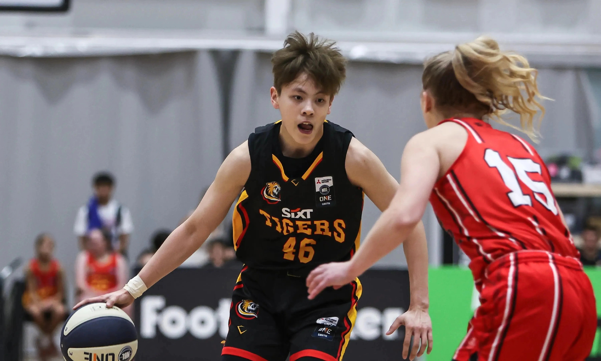 六星出海，双塔抢镜，世界杯前夜到底在拼啥。 WCBA刚打完总决赛，女篮...