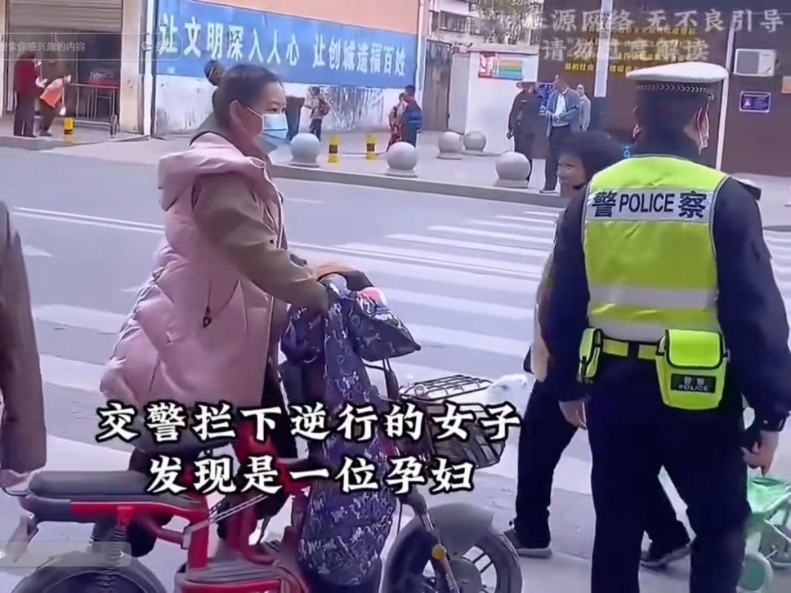 一脚踹出去，八百块没了 

湖南衡阳，9月29日，一名孕妇骑着电动车走在马路中间的机动车道上，车速偏慢。后车司机闪了几次灯提醒，对方没往边上靠，也没让行。 

司机后来找到机会超了过去。按说这事到这儿就完了，偏偏没有。到了下一个路口，骑车女子追了上来，直接别车。 
这一下把后车司机点着了。他停下车冲