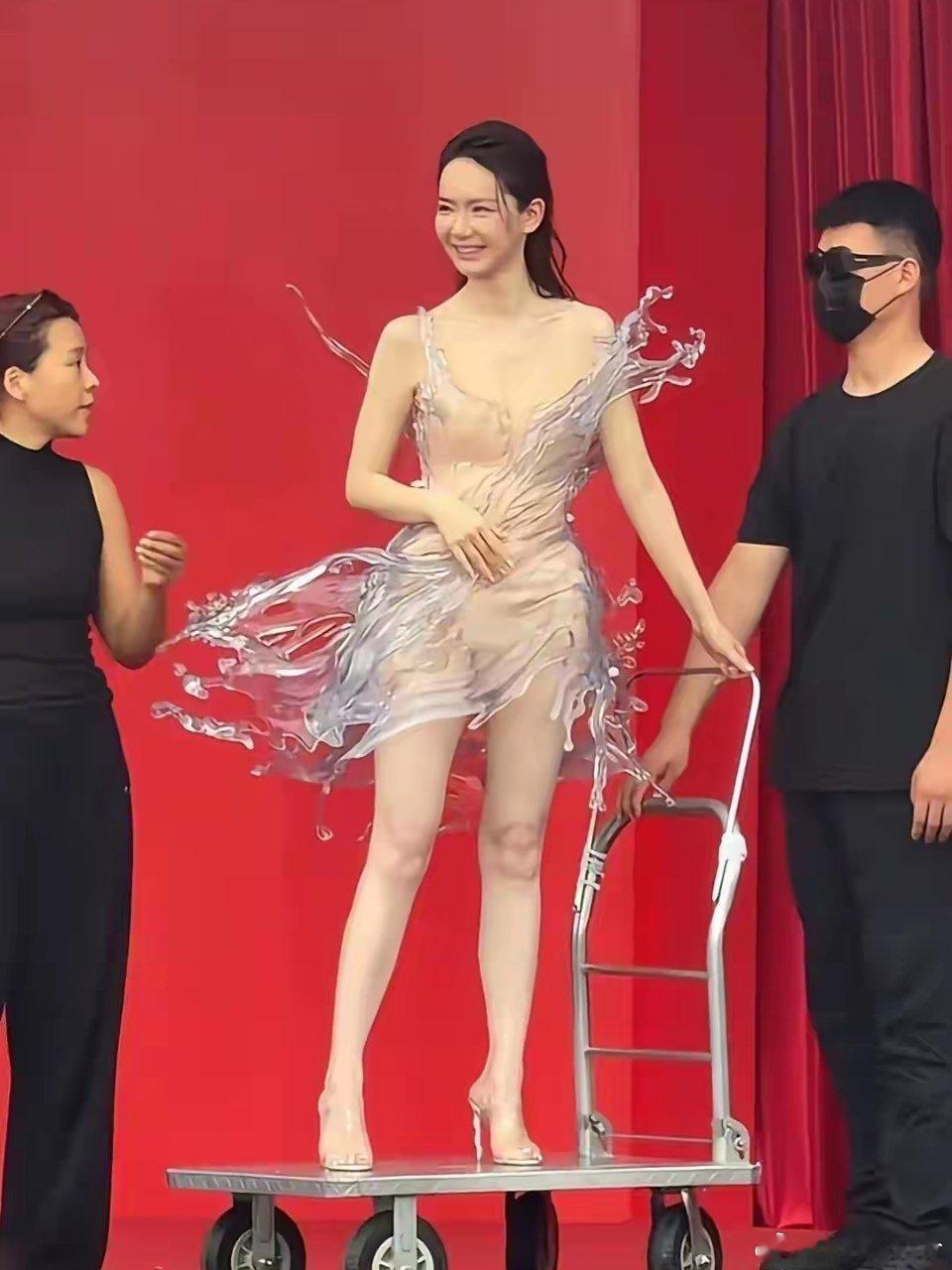 戚薇3D水花裙太大胆，看不懂但大受震撼，全场造型最拼的就是她。

时尚芭莎晚会，戚薇一身3D水花礼服一经亮相就引发热议。这条裙子通透感强、水花造型前卫大胆，却被不少网友吐槽视觉效果过于暴露。
 
裙子重达16公斤，材质笨重僵硬，致使戚薇无法正常行走，只能靠工作人员推着小车出场，长时间负重十 ​
