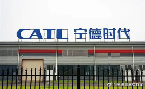 固态电池十大龙头企业（完整版）
固态电池产业化正在提速。宁德时代同时推进硫化物全固态与凝聚态半固态，计划2027年小规模量产；赣锋锂业打通矿—材料—电芯全链路，已量产400Wh/kg半固态；国轩高科金石电池360Wh/kg，已通过200℃热测试。

亿纬锂能龙泉二号面向人形机器人与低空飞行器，能量密度300W ​