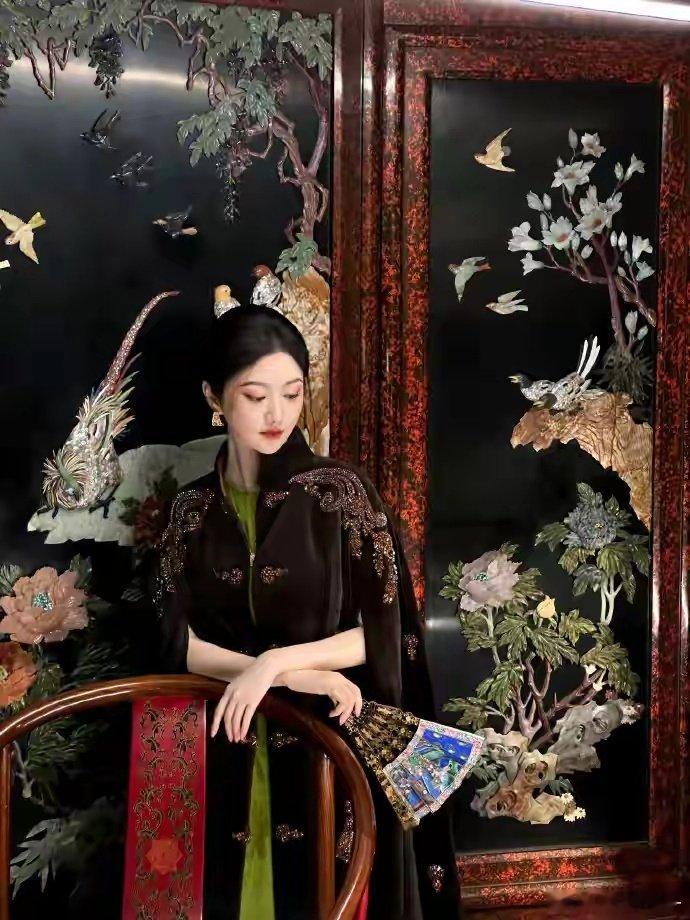 景甜风波后首晒美照，国风大片尽显从容风骨，身材颜值依旧封神 ​