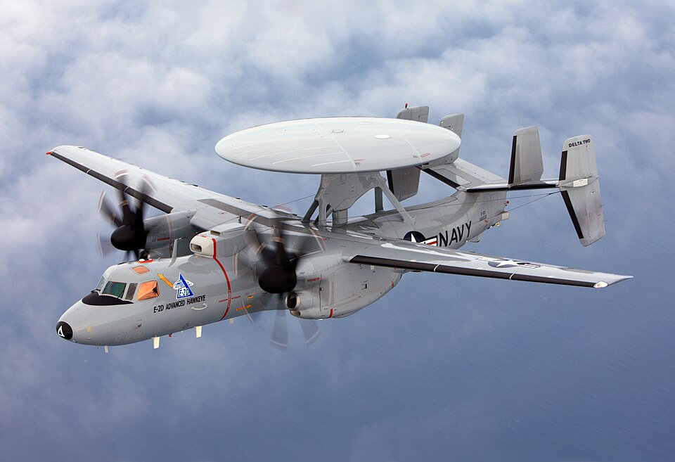 莉莎霍克爱（Riza Hawkeye）源于Northrop Grumman E-2 Hawkeye预警机，由飞机Grumman（古拉曼）公司在 20 世纪 50 年代末设计。因为型号众多而成为所有舰载机中生产时间最长的一款。主要用于美国海军，少数被卖给埃及、法国、以色列、日本、墨西哥、新加坡和tw武装力量 ​