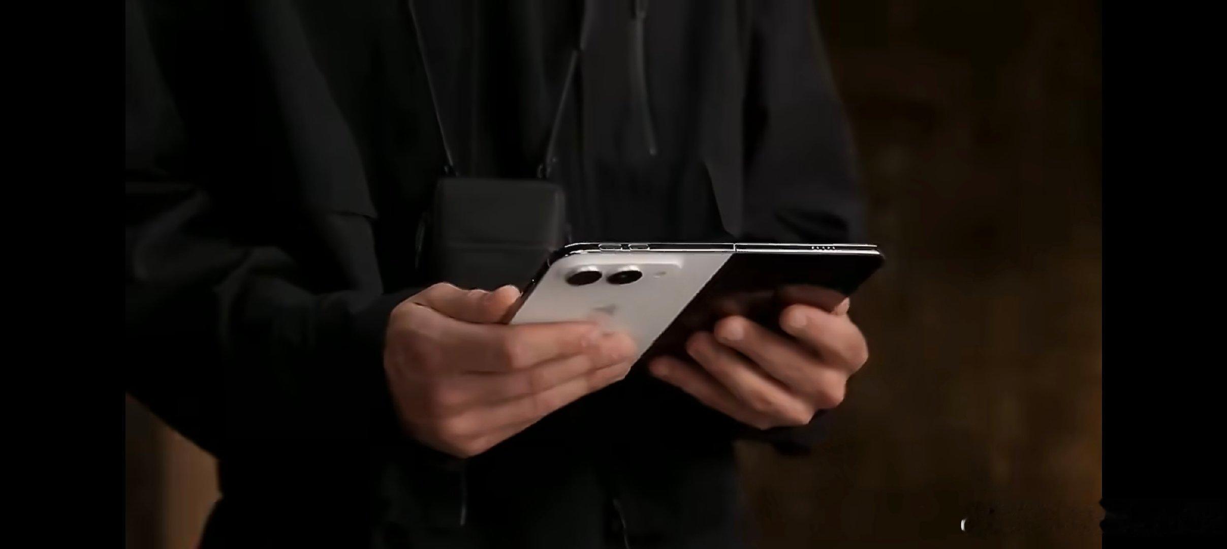苹果发布会定档9月10日凌晨1点，除了iPhone18 Pro系列，同时苹果首款折叠屏手机将亮相，热度肯定会爆一波，看看苹果折叠屏会有什么新东西。 ​