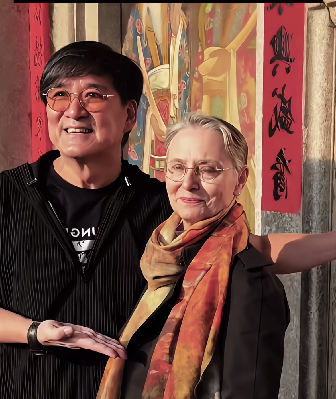 华语乐坛的“国民歌王”，用一首首经典之作，如《朋友》《花心》，温暖了无数人的青春岁月。在舞台上光芒万丈的他，生活中的感情故事同样令人动容。不少人看到周华健和妻子康粹兰的合照时，都会忍不住调侃两人像母子，
但周华健丝毫不在意外界的看法，从相识到相伴，一宠就是38年。康粹兰在周华健默默无名时，给予陪伴与