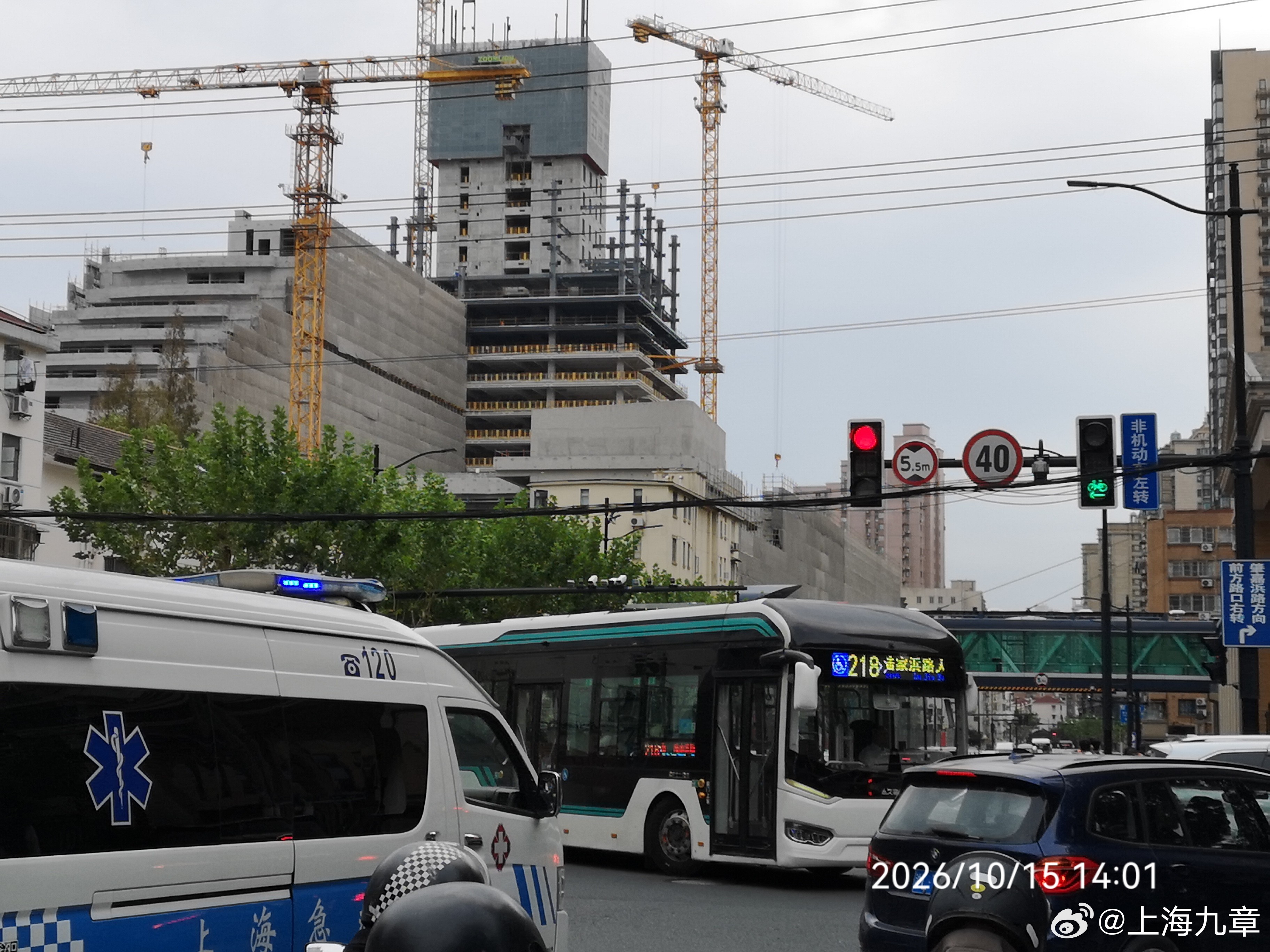 《我为什么要自学中医》

我自学中医，但先声明：我不认为这是“每一位汉族同胞的必修课”。医学不按血统划分，健康素养才是全民必修。我学，是因为我想在中医这件事上，既不盲目崇拜，也不全盘否定，而是有辨别力。

曾经有个高赞解释，说中医不灵光是因为经典过时、中药变性、师承断层、西医挤压。这 ​