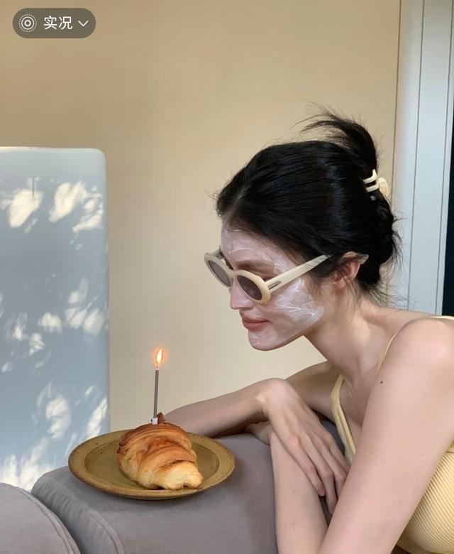 37岁何穗敷面膜举牛角包当生日蛋糕，儿子小Win满一岁露后脑勺被说像陈伟霆 ​
