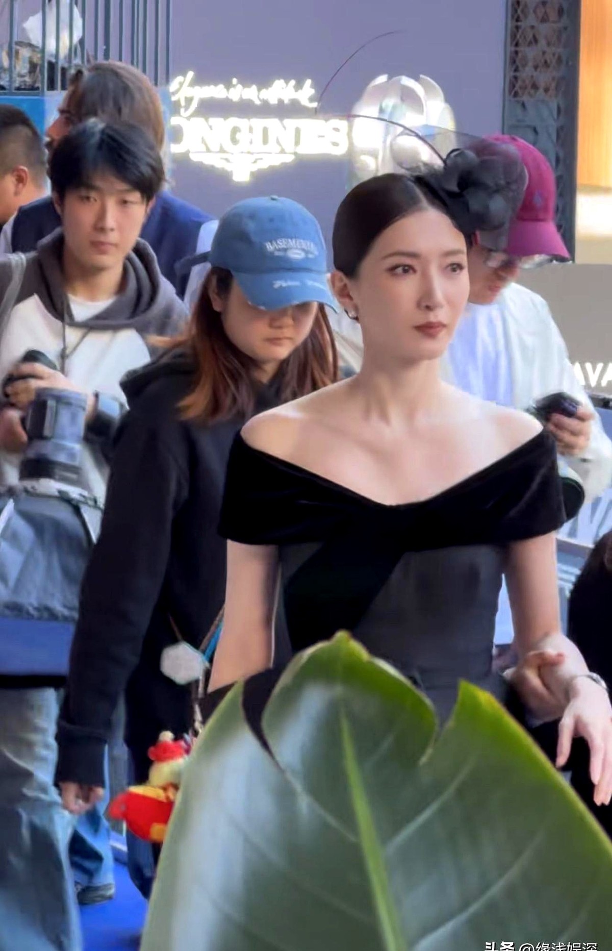 40岁的江疏影去马术大师赛，这走姿是真拽，但脸上的妆也是真翻车了。

10月18日她现身活动，一身黑礼服露着肩颈线，工作人员在边上一路搀着。她迈开步子像走台步一样，全身上下都透着御姐的霸气。

气场摆在那，但镜头推到脸上，这妆容明显被画老了，甚至看着比实际岁数还大。

身段撑得起场面，可妆造真不能这