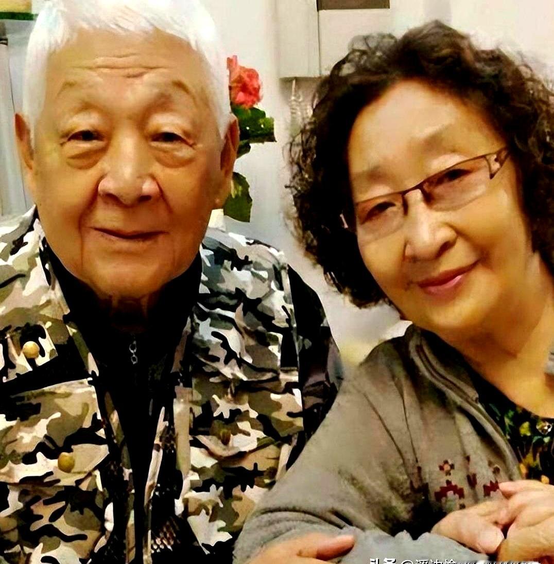 88岁“国民奶奶”彭玉临终前，心里最割舍不下的，不是亲生的两个闺女，而是二婚丈夫陈久荣
 

当年第一任丈夫走后，67岁的彭玉孤身一人，两个女儿看母亲孤单，主动牵线撮合，把前夫的姐夫介绍给了她。老头是个脑外科专家，同样受过丧偶之苦，婚后跟着彭玉跑剧组，天天手抄养生笔记、帮她揉肩捏腿，这一陪就是二十多