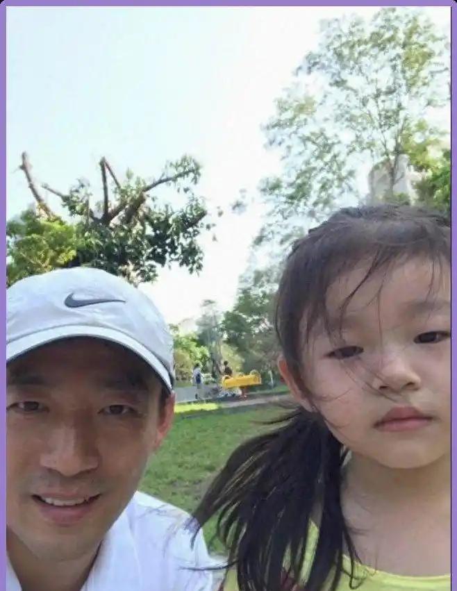 11岁小玥儿穿白裙像极了妈妈大S，汪小菲带着散心，网友看完却夸后妈更会疼人？ ​