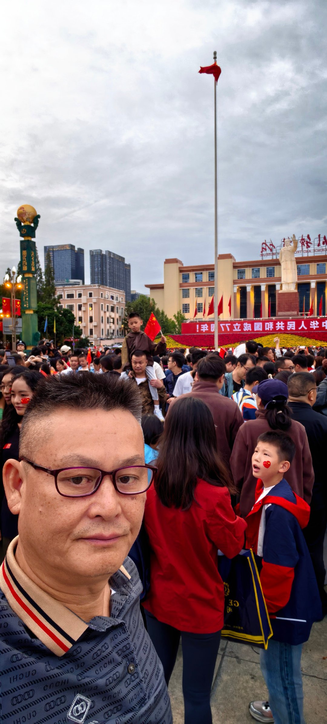 国庆天府广场上，国旗太阳与歌升，十万人民同一唱，前进前进前进进。 ​