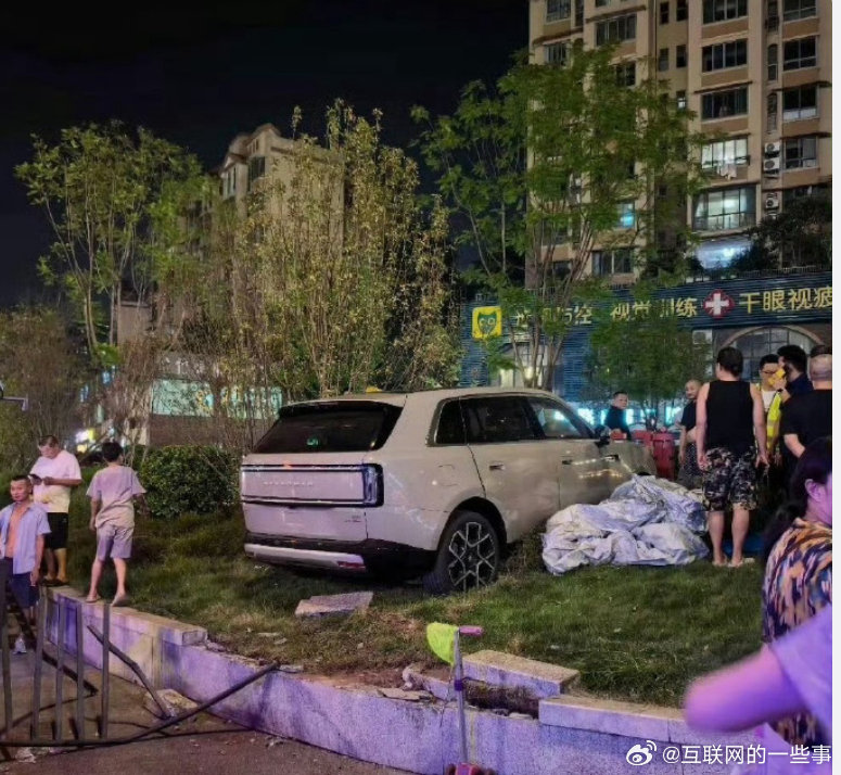 小米澎程试驾车首撞绿化带了？小米回应：司机误把油门当刹车，无人受伤！#小米回应澎程试驾事故##小米澎程首撞# ​