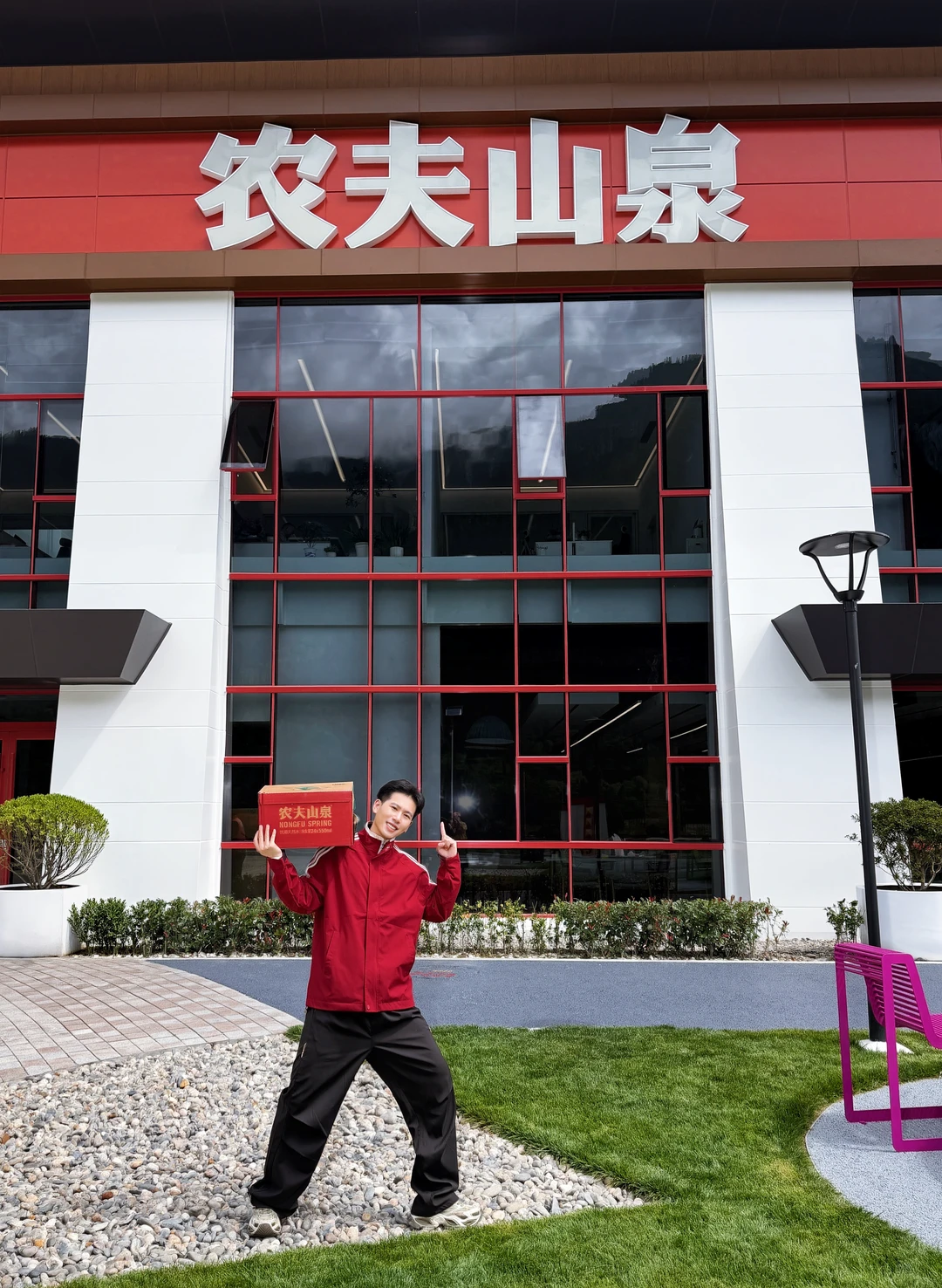 走318进藏，路过林芝可免费领一箱农夫山泉！