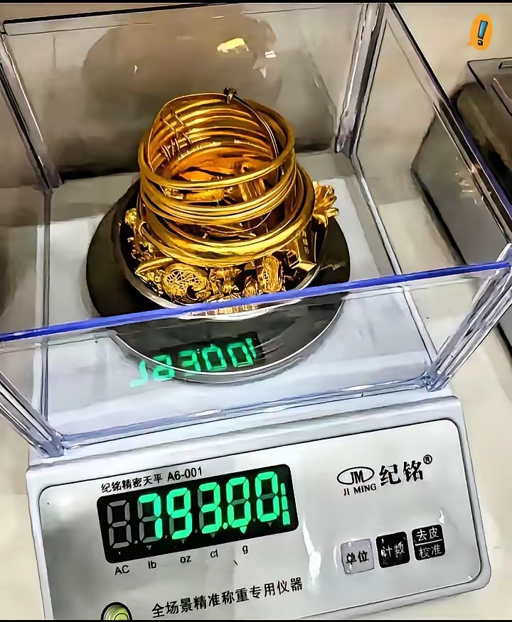 奉劝大家，
你手里如果有二三十克黄金，
不到山穷水尽千万不要卖了！
 
我舅舅做了10年黄金回收，他跟我说，现在来卖金的，十个里有八个是后悔的。

有的是急用钱，把结婚时候的三金卖了，说等缓过来再买。可金价一直在涨，你卖的时候八百多一克，等你想买回来，已经九百多了。你拿着卖金的钱，再也买不回同样克重