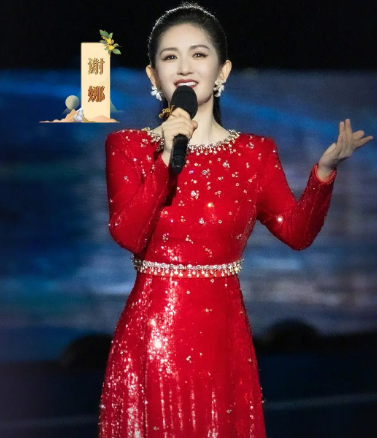 谢娜又被换了。
 
央视秋晚主持人官宣，五人团只动了一个位置，谢娜换成谢楠，评论区直接爆了。去年德阳那场川话RAP争议还没散，今年淮南就换了人。可真相不是“翻车被清退”，而是举办地从四川换到了安徽。
 
我先把话说死，这不是什么“秋后算账”，更不是“综艺感太重被央视清退”。翻遍官宣通稿、探班视频和幕