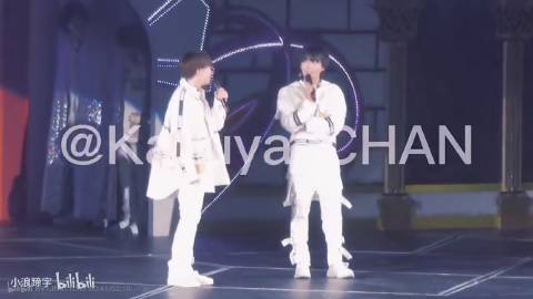 这个视频最好笑的就是均有从本来该过人的地方钻出一颗脑袋来就这么杵在那里...