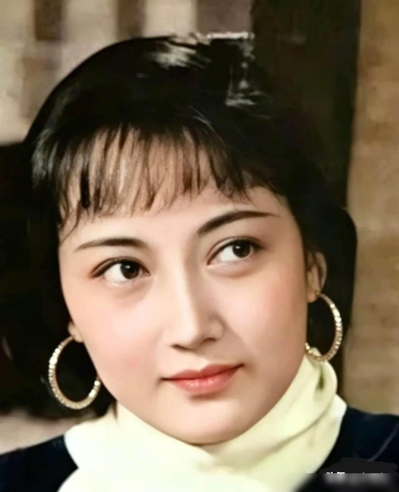 陈红现在出门，没人再夸她漂亮了，全盯着她手里攥着的剧组预算表。
当年《聊斋》里那个连城，回眸一笑，全国男人心口发紧。琼瑶剧里哭一哭，两岸三地跟着掉眼泪。可你看她这几十年干了什么？不接戏，不炒作，转头扎进《志愿军》这种硬骨头项目里，统筹、控预算、协调资源，愣是把制片人这活儿干成了铁饭碗。
大儿子沃