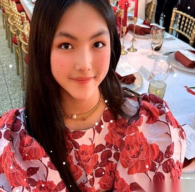当年李湘把四岁的王诗龄领进镜头、浑身上下裹满万元名牌时，全网都在等着看这个被金山银山堆出来的孩子“长歪”。
十几年前的屏幕前，一个连路都走不太稳的四岁娃娃，身上随便一件首饰就抵得过普通人几个月的工资。空运食材当便饭，国际学校当跳板，外界骂她“炫富育儿”、“早晚养出一个骄纵二代”，李湘连眼皮都没眨一下