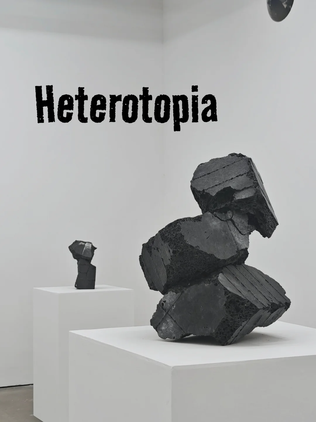 展览末班车 | 这一坨坨黑块块竟是玻璃雕塑