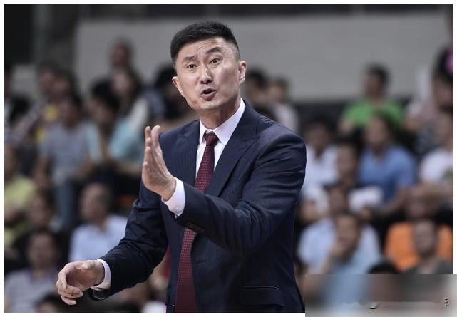 杜锋回应“用人固执”，一句话把锅甩给了球员。   面对“战术死板、用人...