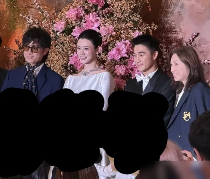 古巨基带老婆去喝奚梦瑶的喜酒，结果满场名流，他媳妇愣是一点没怯场。人家该社交社交，该寒暄寒暄，大方得很，压根不用古巨基在旁边当保镖。
老古倒是挺忙，台上跟奚梦瑶握手叙旧，台下还得顾着孩子。黄晓明、霍汶希、陈乔恩夫妇全在，场面五百来号人，政商娱都齐了。
秋日油画风，上万朵进口花堆着，四太梁安琪上台