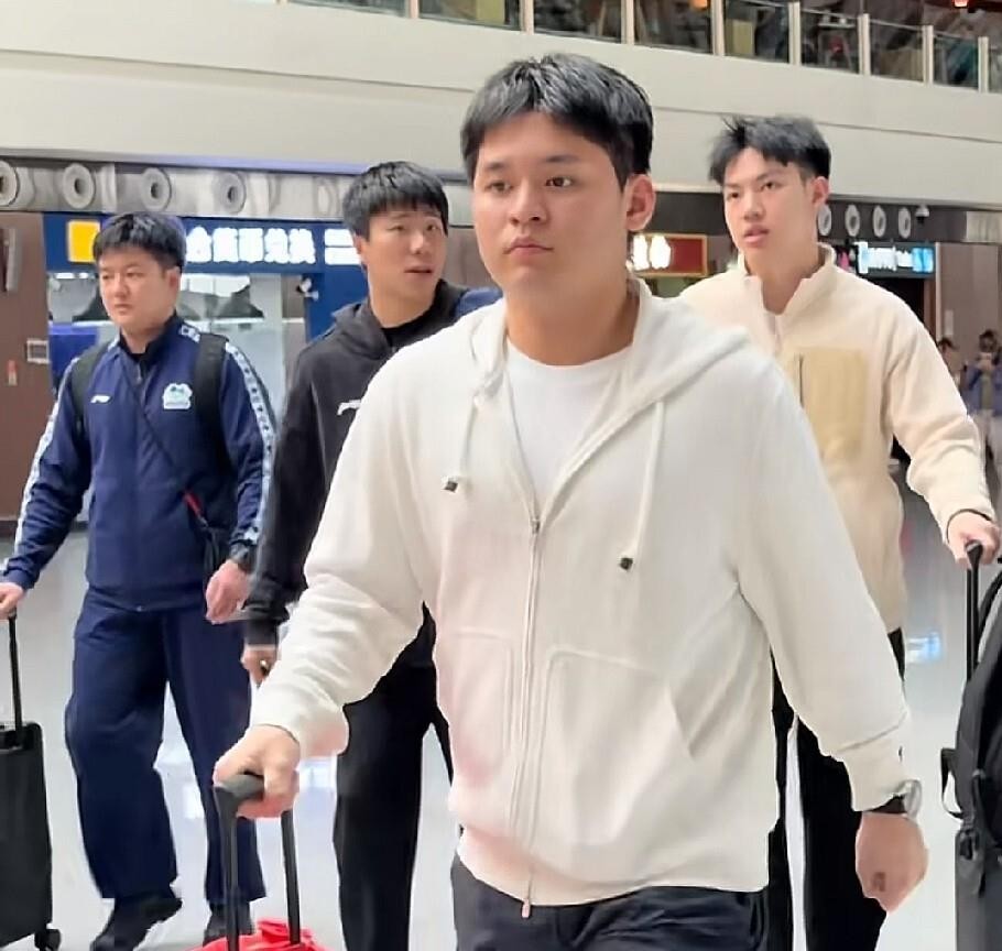 亚锦赛国乒名单有变！莎莎、曼昱、大头自愿放弃选拔，梁靖崑又因伤退赛，男队重任落到林诗栋肩上。官方确认林诗栋本人也有伤病，男单和混双报名被取消，只保留男团。机场照里他没做发型、神情严肃，伤病未明还要带队，确实不容易。希望小石头先养好身体，别硬扛。你觉得这次男团能顶住吗？