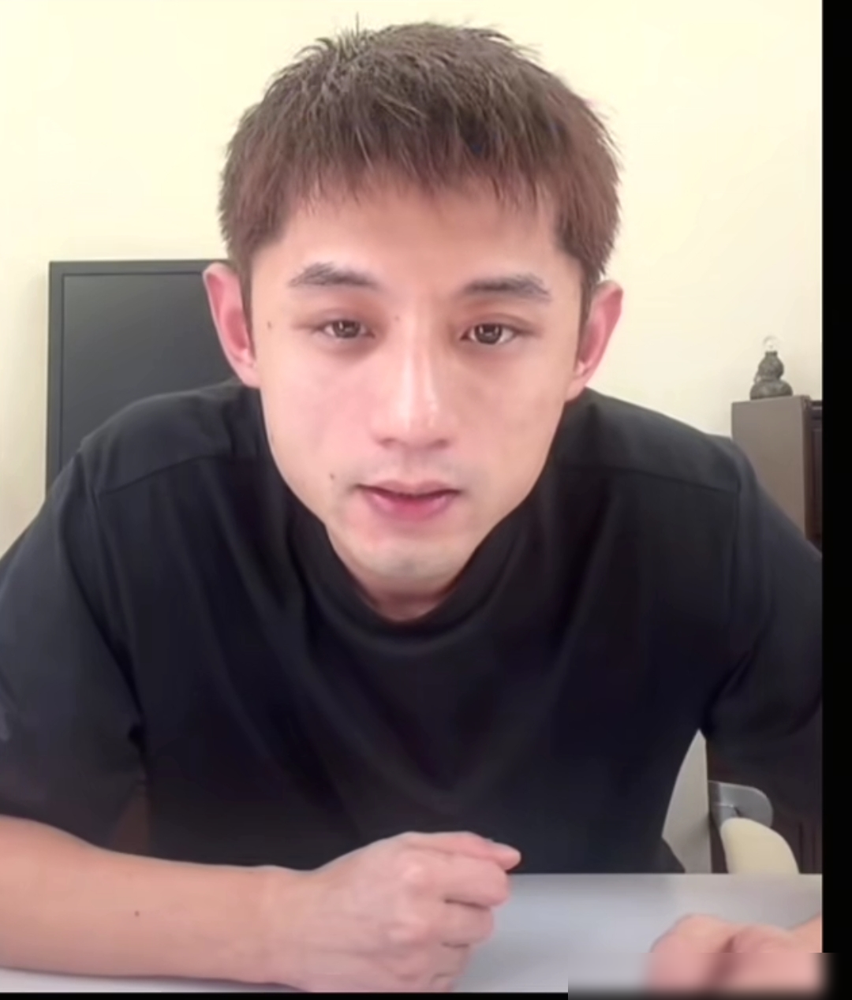 张继科直播间直接开怼：他段位跟我不是一个平面，我连搭理都不带搭理的。
起因是刘丁硕直播点名，说有人从2024年蹭国乒热度没完没了，还拿25块乒乓球课搅乱市场，把同行往死里逼。
张继科压根没绕弯子，人在杭州，放话对方来都不敢来。上不了台面的人，我不会正眼看他。完事还劝粉丝别吵，稳得很。
445天