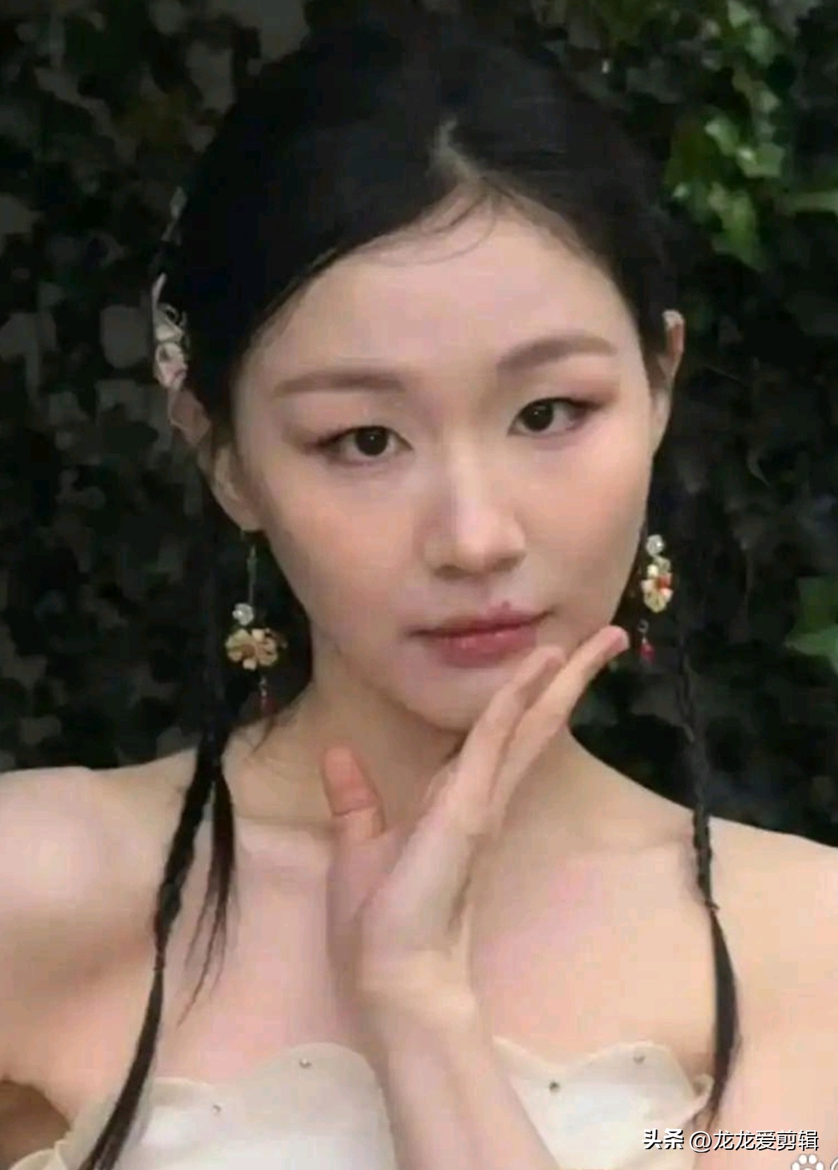 一次录综艺当着迪丽热巴的面，金靖脱口一句：“你好美，心好丑。”全场瞬间安静，热巴脸色也沉了下来。她立刻补了一句：“我律师函准备好了哦！”一句冒犯的玩笑，当场转成自黑梗，反应速度快得惊人。