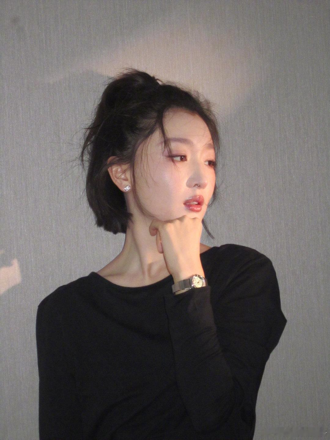 #周冬雨[超话]# 这侧脸[鼓掌][鼓掌]这皮肤状态 ​