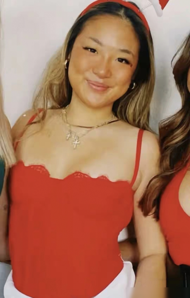 张学友25岁大女儿张瑶华近照曝光！她染了一头黄毛，皮肤去做了美黑，化着精致的大浓妆，一副欧美范儿，看起来好成熟！
在这组9月5日流传出的生活照里，她手臂上的纹身也相当抢镜。仔细看这眉眼五官，简直就是妈妈罗美薇的翻版，满脸写着自信和松弛。
顶着歌神千金的招牌，很多人好奇她是不是要准备出道？答案是根