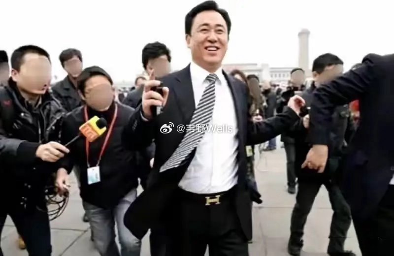 #许家印气色#你们肯定不知道！

许家印家族当年生活奢靡，到底夸张到什么地步？

网上流传过不少圈内人的见闻，看完直接刷新认知。

网传当年集团内部对饮用水的新鲜度要求近乎苛刻，明明水还在保质期里，他们只肯喝刚生产没多久的批次，稍微放久点的直接全扔。

还有这帮富家子弟抽烟的做派，看得人直 ​