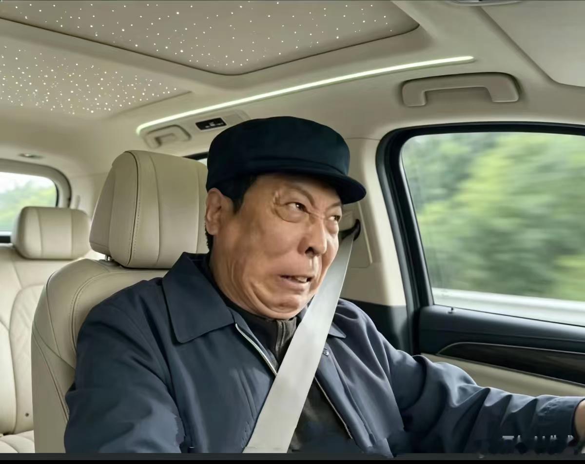 我记得以前做宝马的时候，历年的3行动都有客户不敢全力制动，有些是怕被安全带勒住不舒服，有些是怕用力过猛把刹车踏板踩断的。
​
​碰到这样的客户，我通常会和他们说：放心大胆的踩，站起来踩，往死里踩，踩断了这台车我送你！
​
​现在想想还是有点心有余悸啊，万一宝马要是不靠谱，我一场试驾会 ​