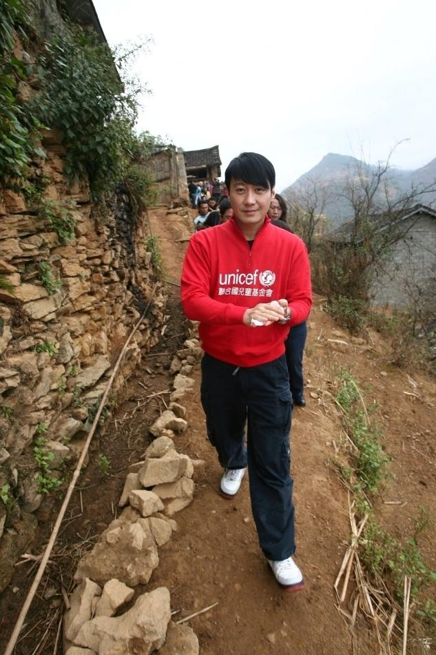 黎明是香港四大天王之一，横跨歌坛、影坛数十年，兼具顶尖艺术造诣与深远社会影响力，是华语娱乐圈全能标杆人物。
 
歌坛领域，1986年他通过新秀歌唱大赛出道，凭借温润独特的嗓音风靡华语乐坛，《今夜你会不会来》《深秋的黎明》等金曲传唱至今。他是首位在内地举办大型演唱会的四大天王，巅峰时期手握众多高端品牌