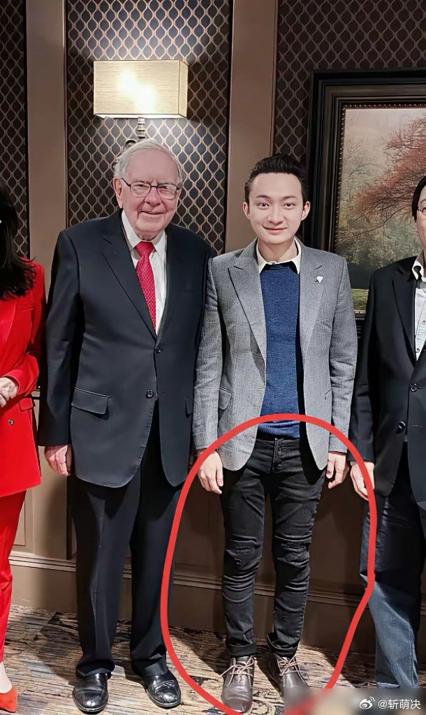 孙宇晨花三千多万请客吃饭的男人，落座时大腿上竟然勒着一条廉价紧身裤。 ​