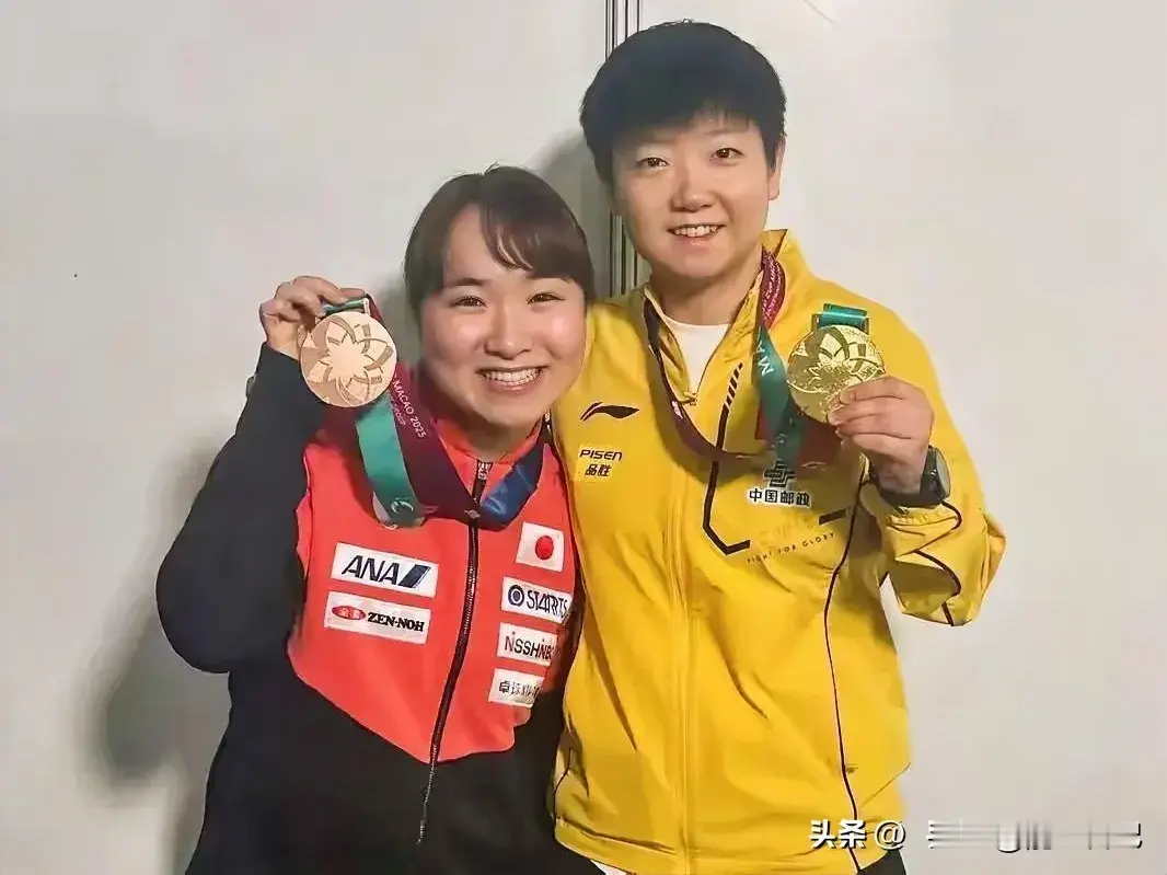 伊藤美诚首次落选日乒国家队

10月15日日本乒协公布了2026年女乒国家队名单
伊藤美诚落选
这是她12年来首次无缘国家队
佐藤瞳补位
年少成名的伊藤美诚
职业生涯最辉煌的战绩就是搭档水谷隼斩获奥运混双金牌🥇
竞技水平巅峰时期
赢遍中国冠军选手
东京奥运会后技术水平下滑
没有专业的职业教练
对内排