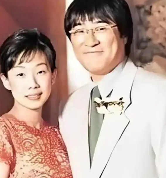 林忆莲跟李宗盛离了婚，李宗盛说自己快五十了还要妻离子散，嚎啕大哭。后来有天他接到前妻朱卫茵的电话，她说刚路过一家唱片店，听到里面在放《当爱已成往事》，那一刻心里还是有点恍惚。谁料，就是这一通电话改变了二人的后半生。

1997年李宗盛离婚的时候，谁也没想到十年后前妻会主动打电话来，那通电话里，湾仔一