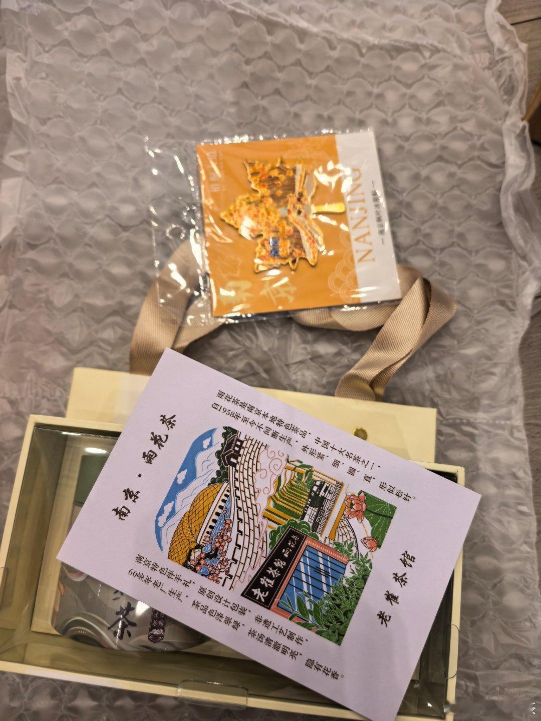 顺丰头班车是早晨8点，8点前先把客人要的急的雨花茶打包发走，客人的需要必须满足。老崔茶馆  ​​​