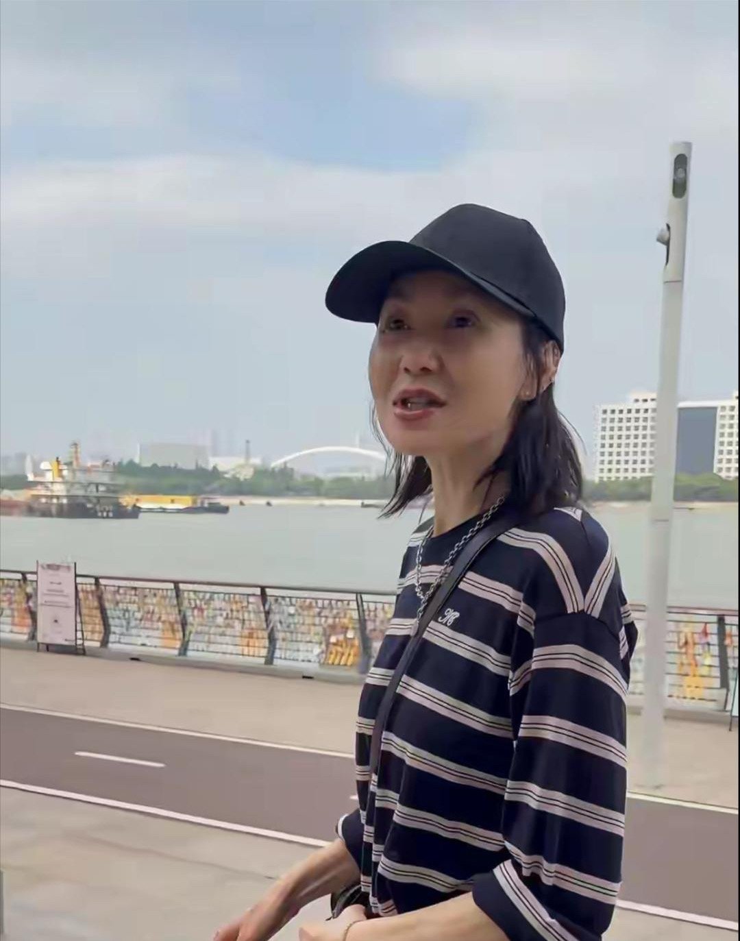 61岁张曼玉上海漫步，穿条纹衫配阔腿裤松弛大气，背5w块包包低调 ​