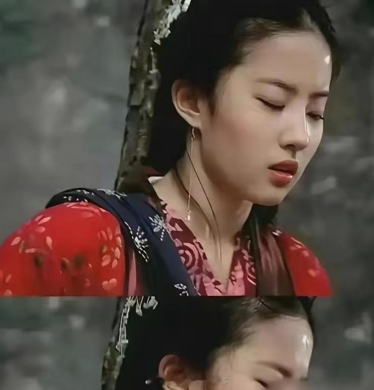 16岁，刘亦菲去试镜"阿奴"，衣服S码，她穿不上。导演李国立瞄一眼，直接喊停：别折腾，你演赵灵儿。那套小裙子当场挂墙，后来刘品言每天饿到眼发黑才挤进去。
​刘亦菲啥也没改，就站那儿，成了仙剑的白月光。李国立赌的不是演技，是那股子天生的仙气，剧本写不出，机器更算不到。现在AI能测骨量、算比 ​