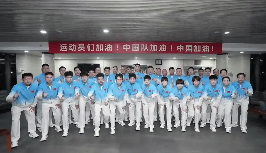 新华社记者：国乒所有队员今晚不会参加亚运开幕式。场馆灯关了还在加练！

据新华社记者肖亚卓报道，国乒所有的队员们都不会参加开幕式，但乒乓球项目的领队王励勤将会参加。

明天国乒的比赛就要正式开打了。队员们选择把时间留给训练，甚至场馆关灯后还在加练。

#国乒队员不参加亚运会开幕式# ​