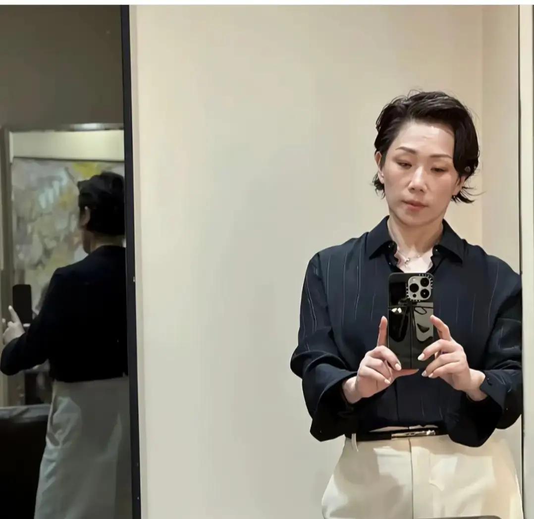 看到林忆莲现在的生图，才算明白什么叫把“花甲之年”过出了顶级松弛感。
圈里太多人为了对抗地心引力，把脸折腾得像刚出锅的发面馒头，笑不敢大笑，做个惊讶表情整张脸都在较劲。
反观她，剪个极利落的短发，套一件看不出牌子的素黑衬衫就出来了。
眼角有没有皱纹？
当然有。
但身上那股子干净、舒展的劲儿