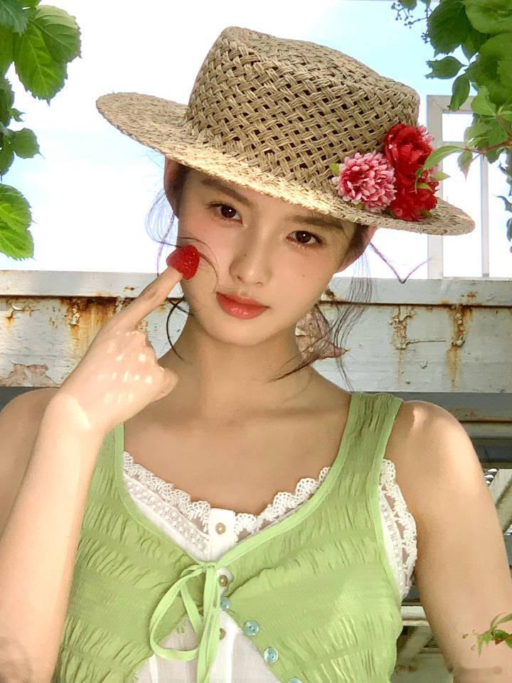 #艾米[超话]# 我们的关系可以像毛绒玩具一样简单吗 你戳一下我 我就会对你说话 你抱住我 我也会抱住你 ​