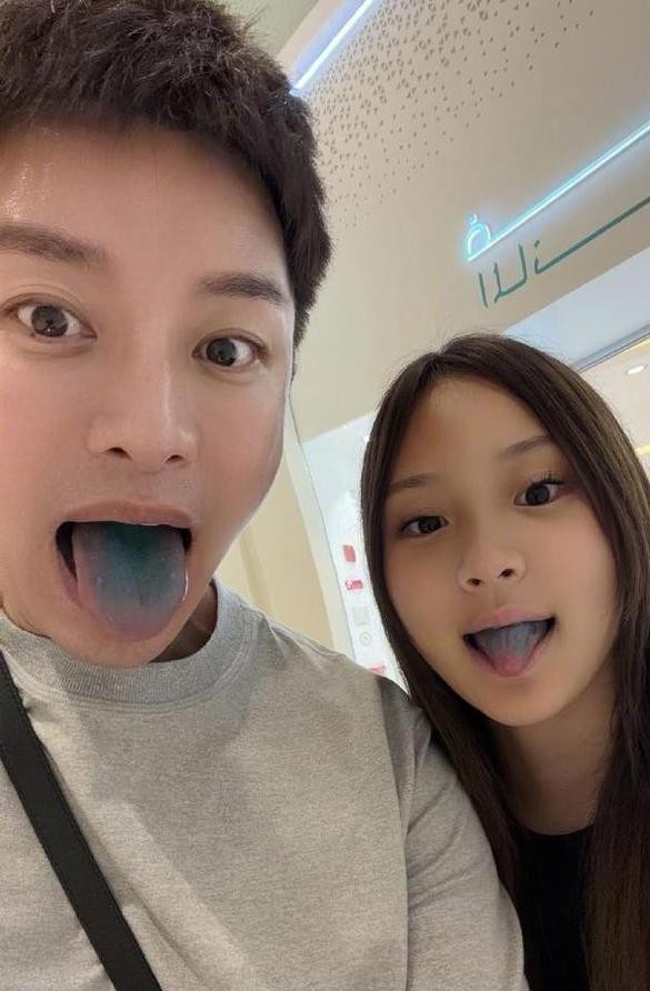 贾乃亮带着甜馨在迪拜度假，镜头前父女俩吃着彩色糖果，舌头染得通蓝，笑得毫无心机。
人一晃过了四十，手握破亿身家，直播间里喊一晚上的流水顶普通人几辈子，可翻开评论区，总有人在替他叹气。
说他事业再火也是个孤家寡人，当年那场人尽皆知的风波，像是把人生的底色直接给洗脱了层皮。
但说实话，中年人的体面