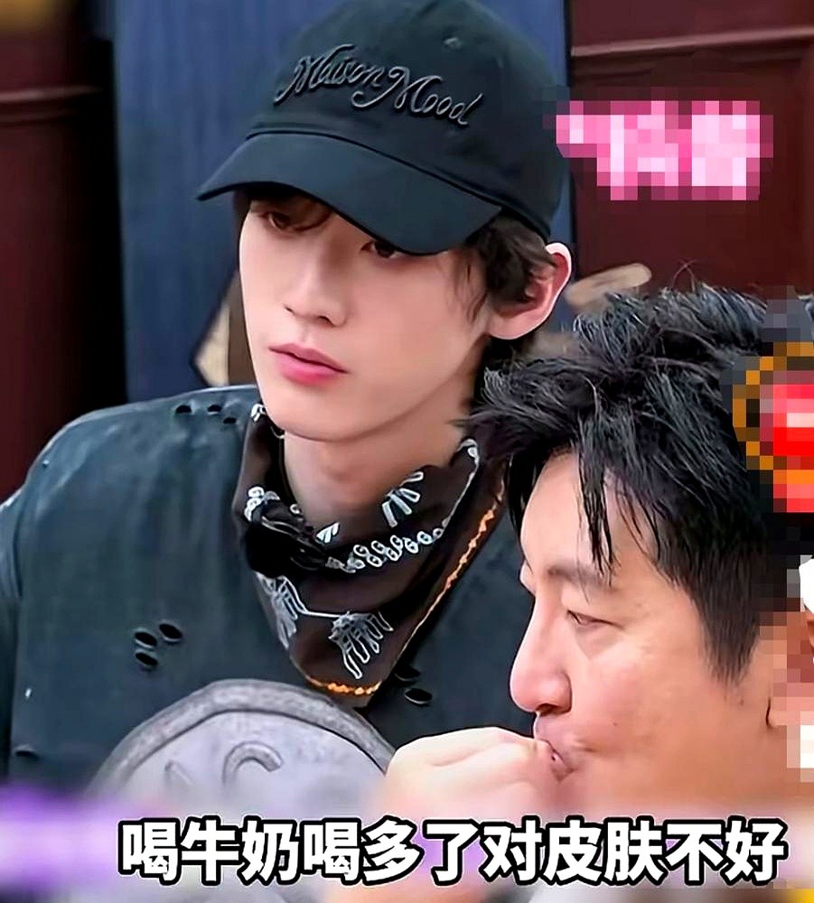赖伟明伸手拦下唐艺昕手里的牛奶，直接说：你过敏期，别喝。

节目里这一下，弹幕直接炸了。有人说他管太宽，有人说他真懂。唐艺昕自己都愣了一下，好像不觉得牛奶有什么问题。

结果没过几天，皮肤科医生出来说话了。原来牛奶里有个东西，叫胰岛素样生长因子，确实容易让皮肤爱长痘的人更严重。

生活里这种被人“多