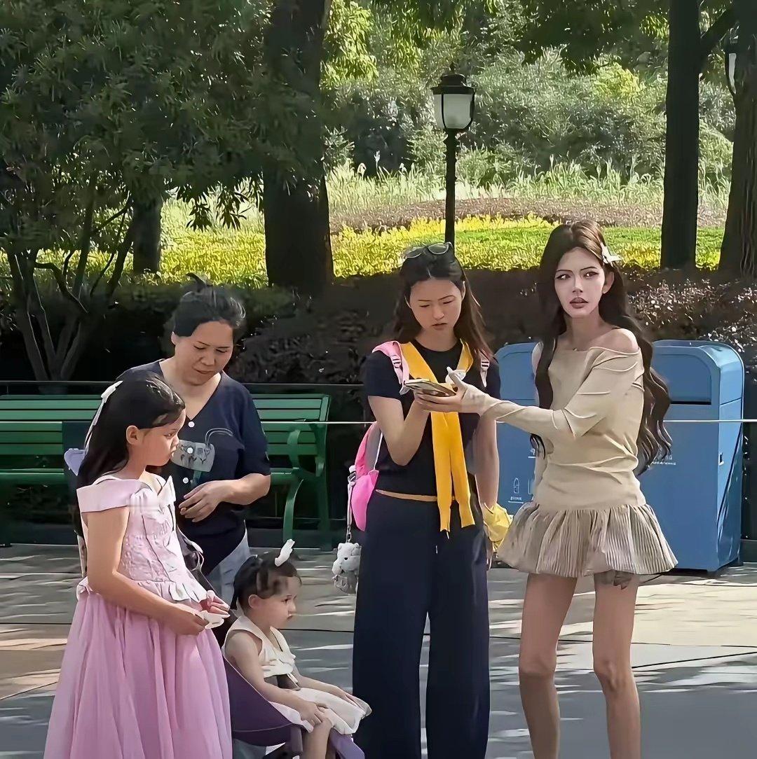 滤镜一关，网红回归普通人
韩安冉带着两个女儿逛迪士尼，人前光鲜，私下满是生活的疲惫。 ​
小猪妹这个体态，真的需要关注一下了，年纪小小，看起来好显老啊
到底是相机的问题，还是衣服的问题啊，明明镜头前要么可爱，私底下有点一言难尽了 ​