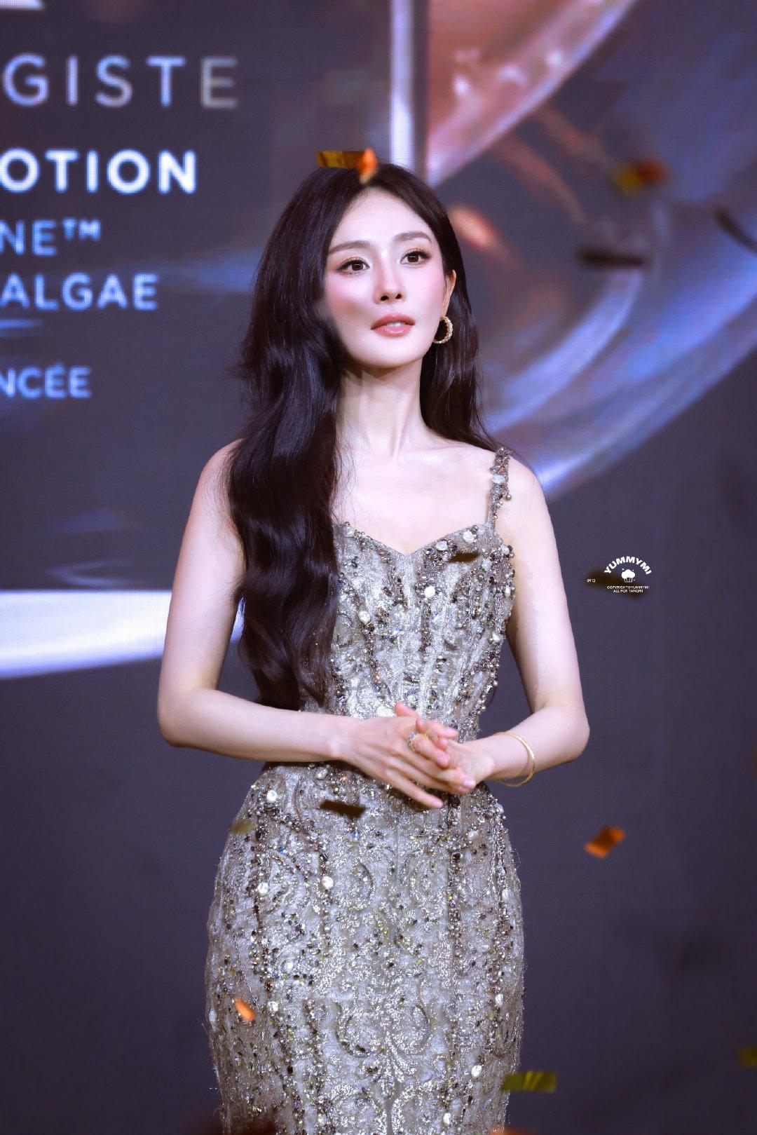 #杨幂[超话]##杨幂0912生日快乐# 
马蜂们快来盖楼啦，一起把楼盖到天上去！ ​