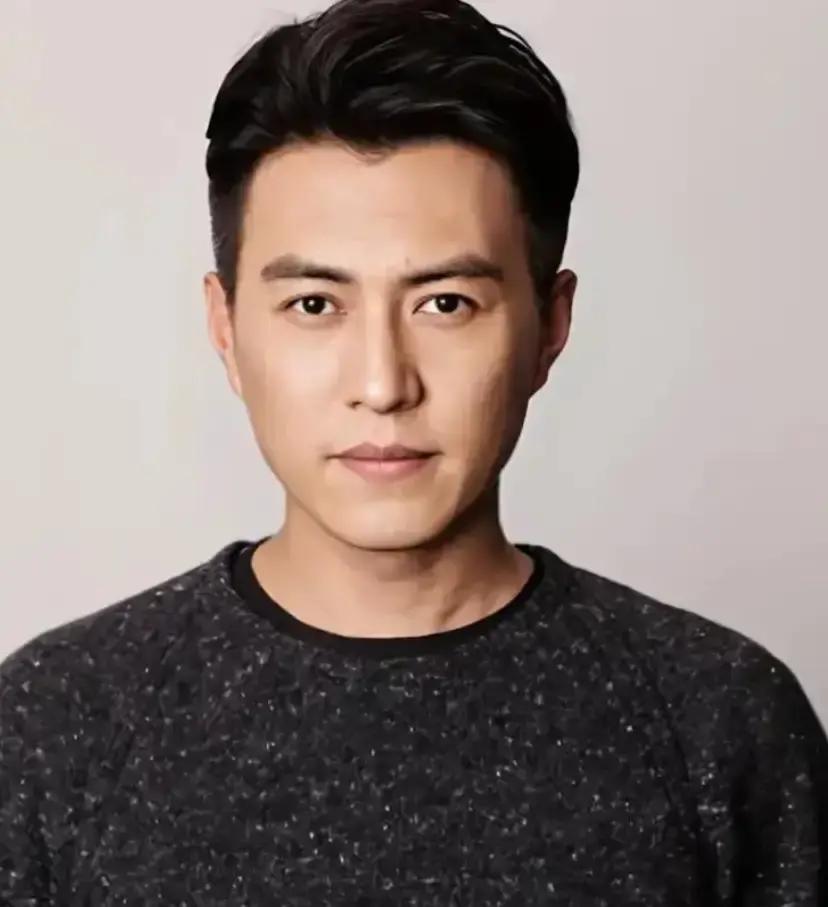 靳东父亲当年从山东济宁坐硬座火车到北京，进门第一句话，“你非要娶个二婚的？我这脸往哪搁！”现在老爷子在老家逢人就说：“我儿媳妇比亲闺女还贴心。”同样是那个人，怎么就从“丢脸”变成了“贴心”？这中间到底发生了什么，让一个父亲的态度来了个一百八十度的大转弯？
 
父亲吼完那句，胸口还在起伏。靳东没接话，