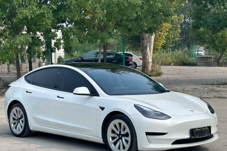二手特斯拉Model 3从三十万跌到十多万，不想踩坑先认准批次！
特斯拉 Model 3如今新车连番降价，二手直接倒挂，正是入手好时机，但不想踩坑的话还要多注意批次。
2024 款我最不推荐，24.5-28万，和新车优惠后的差价根本拉不开，这不是捡漏，是接棒，真想买这代，分期谈新车比接二手划算。
第