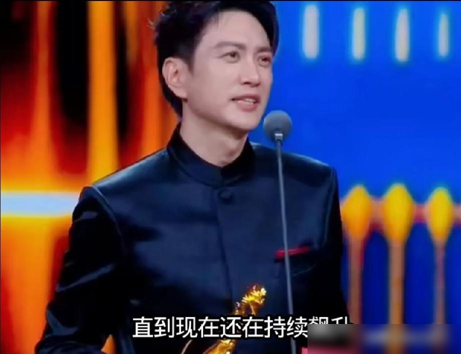 王仁君拿了飞天视帝，开口第一句没谢导演没谢平台，直接把同台提名的于和伟、胡军挨个夸了一遍。
于和伟在台下点头，胡军鼓掌，朱亚文笑。四分钟脱稿，没打一个磕巴。
他说这奖不是让他站得更高，是让他望得更远。又说飞天奖是个逗号，不是句号。
底下坐着的都是老戏骨，听完集体静了两秒，然后掌声炸了。
这不