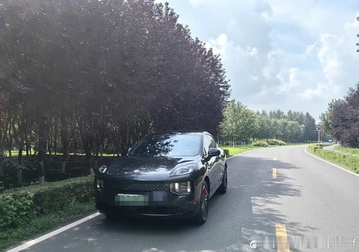 九月，是离别的季节，也是重逢的季节。一批批老兵脱下军装，告别挥洒青春汗水的军营，踏上归乡的旅途。在车站出站口，广汽荣军驿站早早等候就位，鲜花、接送专车、满满的致敬礼遇，把一份份敬意藏进点滴细节之中，用专车接送老兵从车站直达家门，迎接最可爱的人荣耀归来。作为昊铂S600车主，看到这一幕 ​